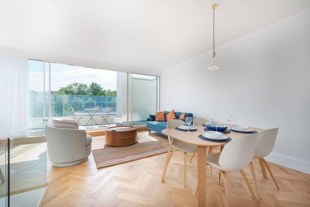 Stunning Two Bed Apartment Rh8 London Exterior photo