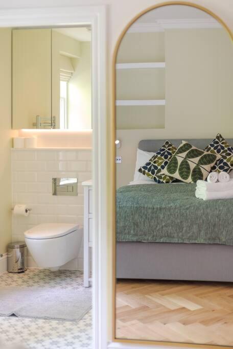 Stunning Two Bed Apartment Rh8 London Exterior photo